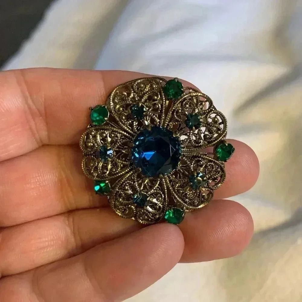 Vintage Czech glass brass filigree pin/ brooch w/ blue and green faceted stones - Picture 10 of 11